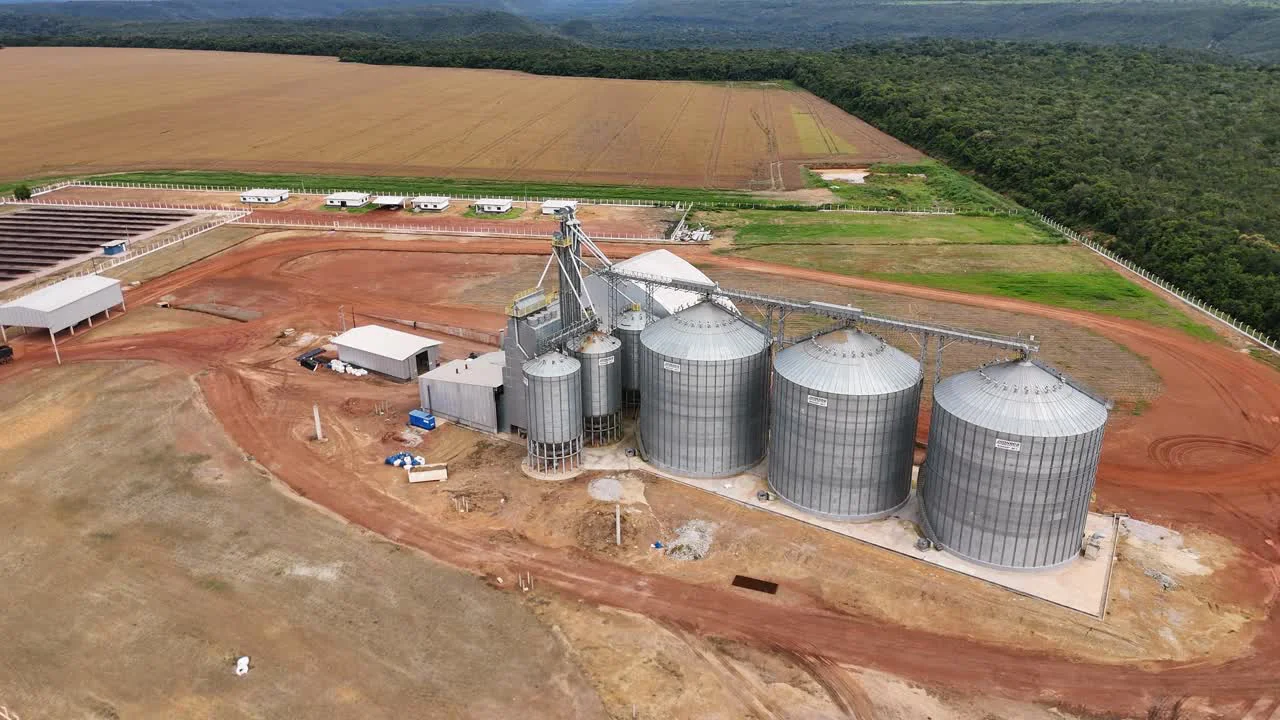 Estrutura de armazenagem agrícola vista de cima
