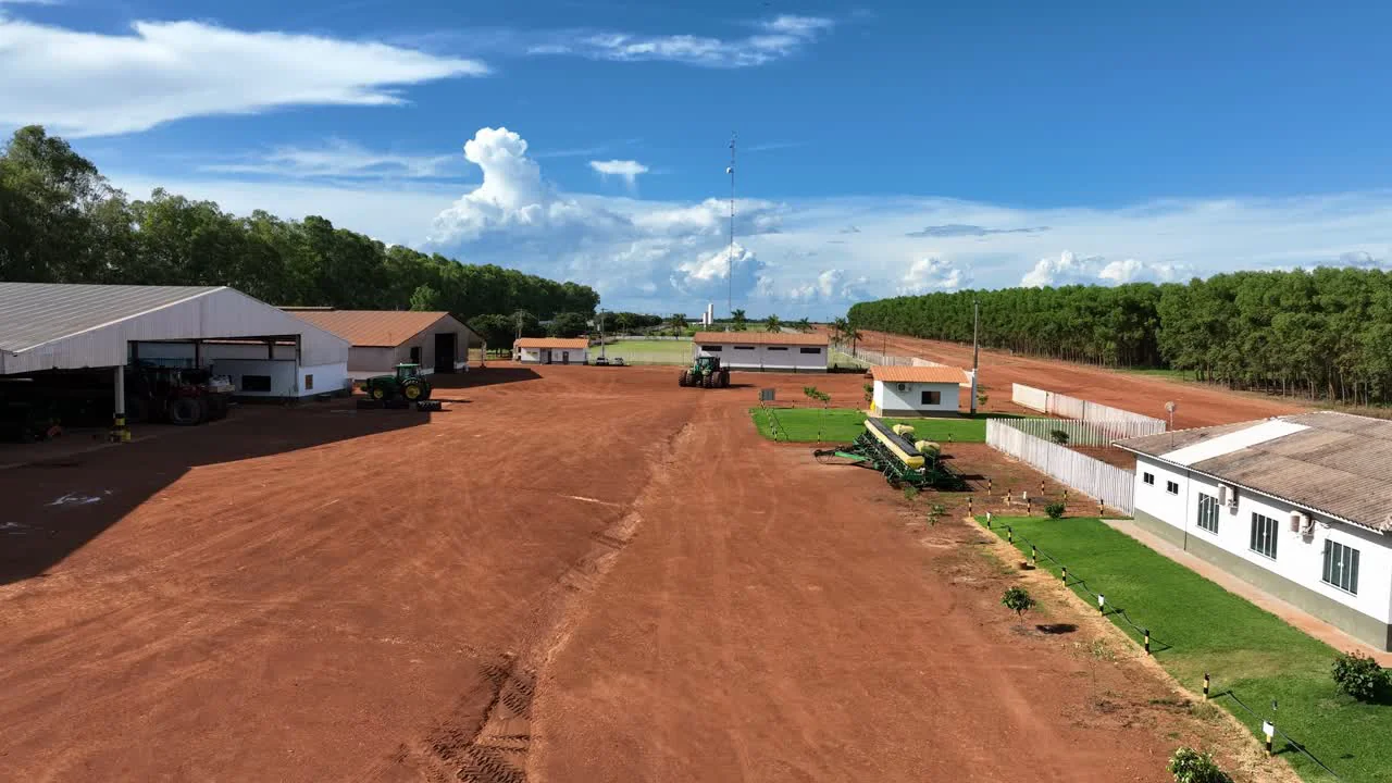 Vista aérea de estrutura técnica em ambiente rural, sem pessoas